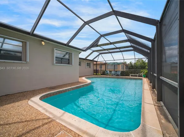 810 NW 78th Ave, Pembroke Pines, FL 33024