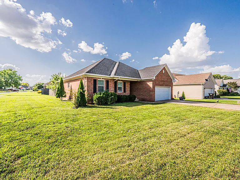 1304 Primrose Ct — Photo 3