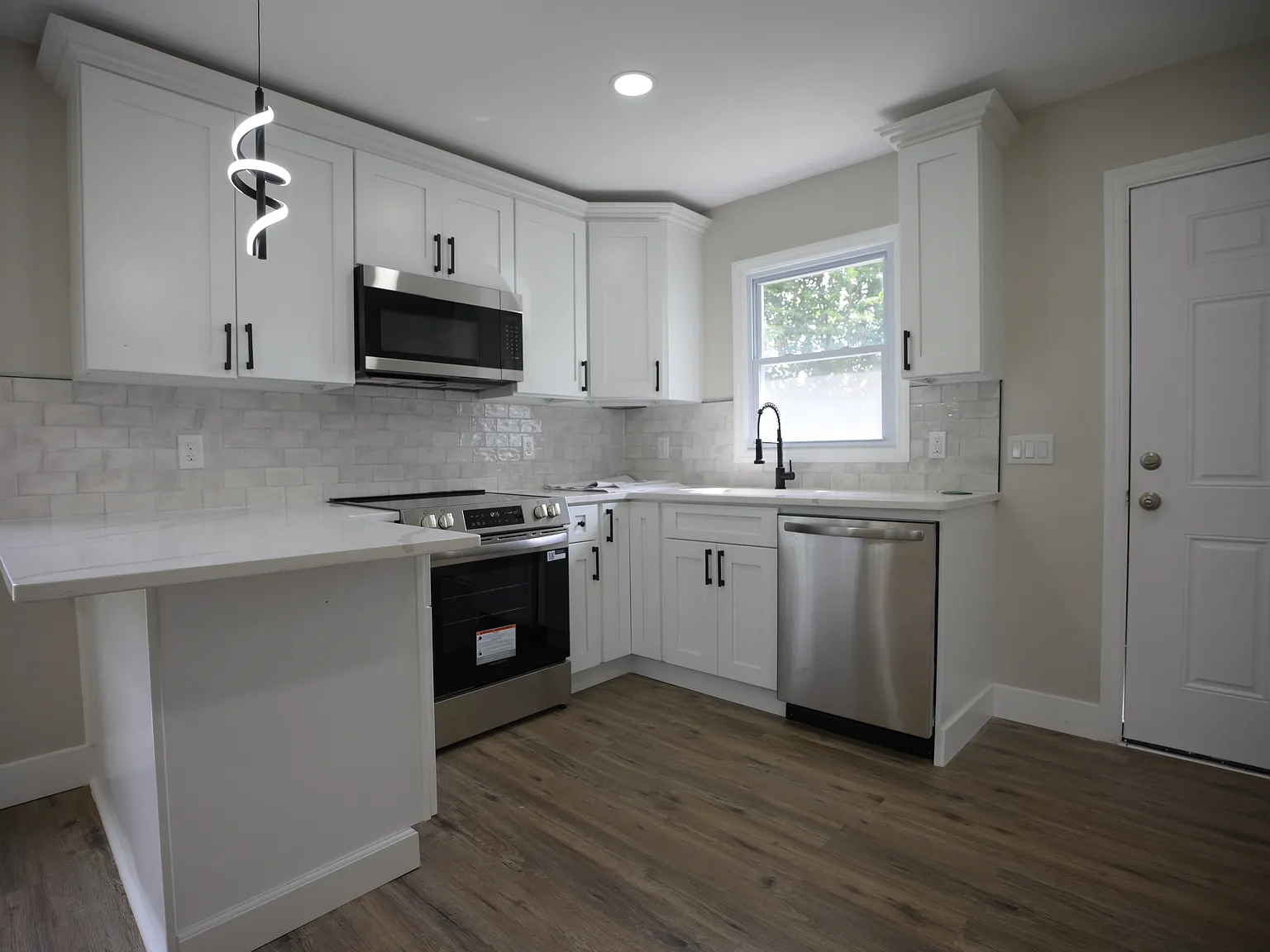 3 bed, 1200 sqft, $3,065 — Photo 2