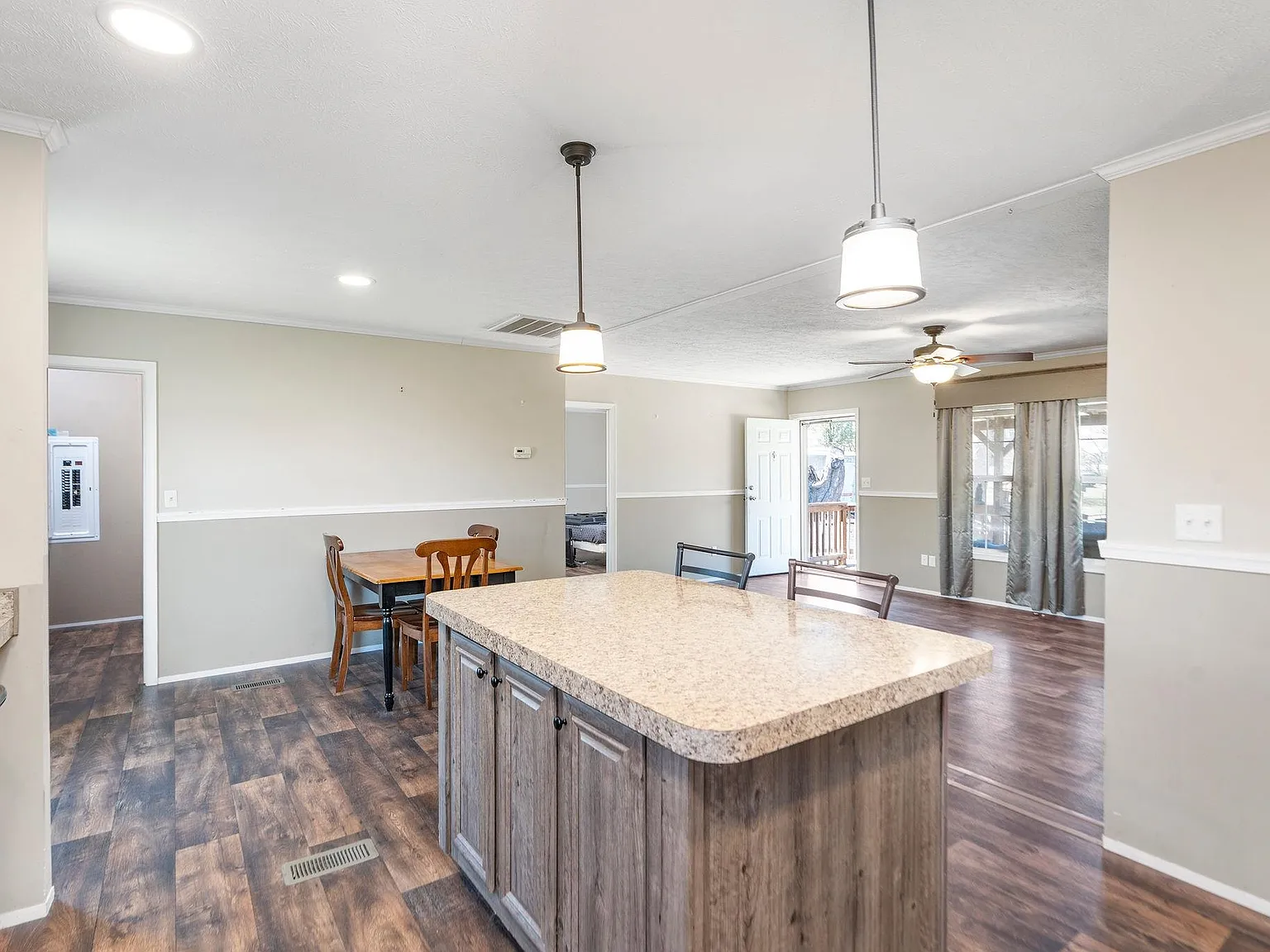 3 bed, 2.0 bath, 1348 sqft, $1,800 — Photo 4