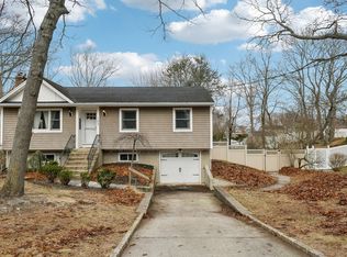 153 Ridgewood Ave, Farmingville, NY 11738