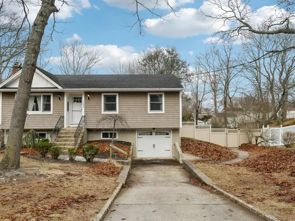 153 Ridgewood Avenue, Farmingville, NY 11738