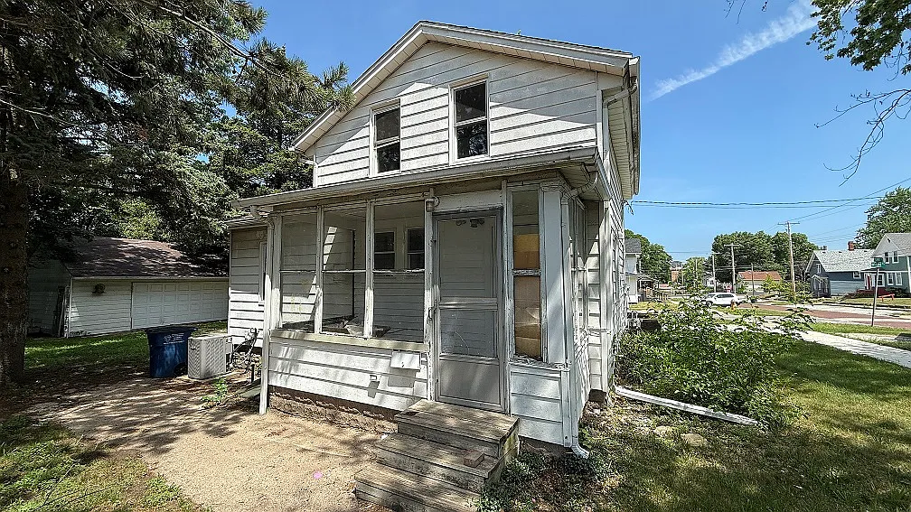 4 bed, $1,400 — Photo 2