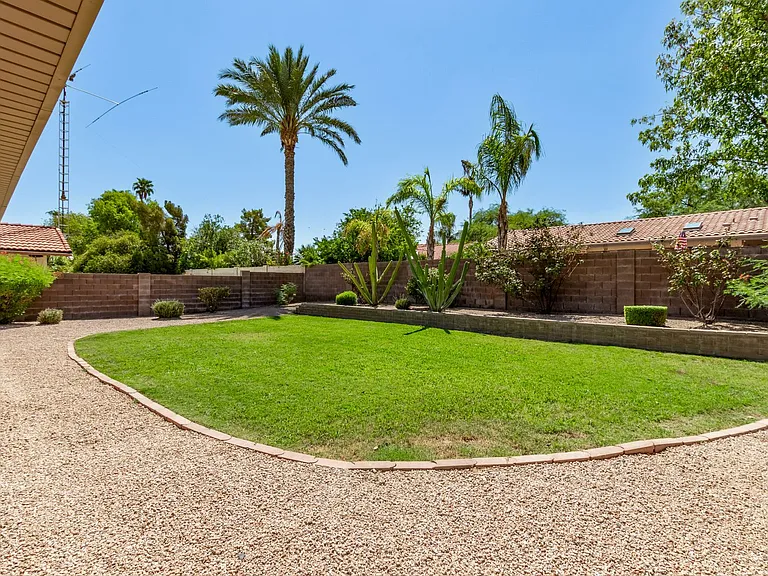 2637 E Sierra St — Photo 33