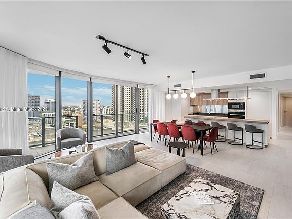 3rd image of 1000 Brickell Plz #2102