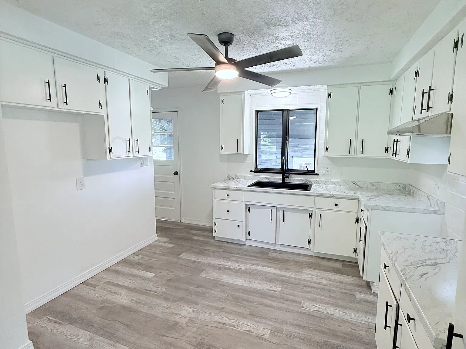 3 bed, 1.5 bath, 1452 sqft, $2,495 — Photo 4