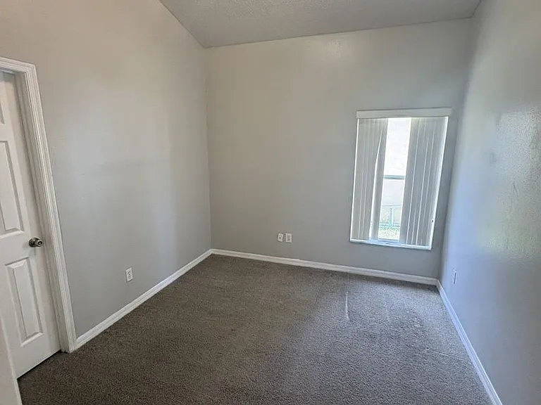 2033 Kaylas Ct — Photo 10