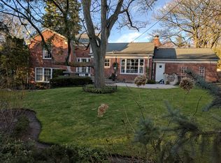 215 Dean Ln, Grosse Pointe Farms, MI 48236