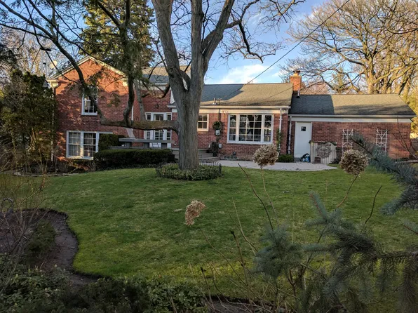 215 Dean Ln, Grosse Pointe Farms, MI 48236