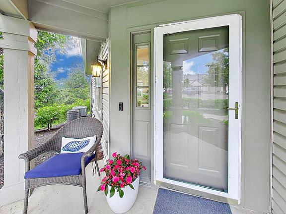3rd image of 579 Willow Way