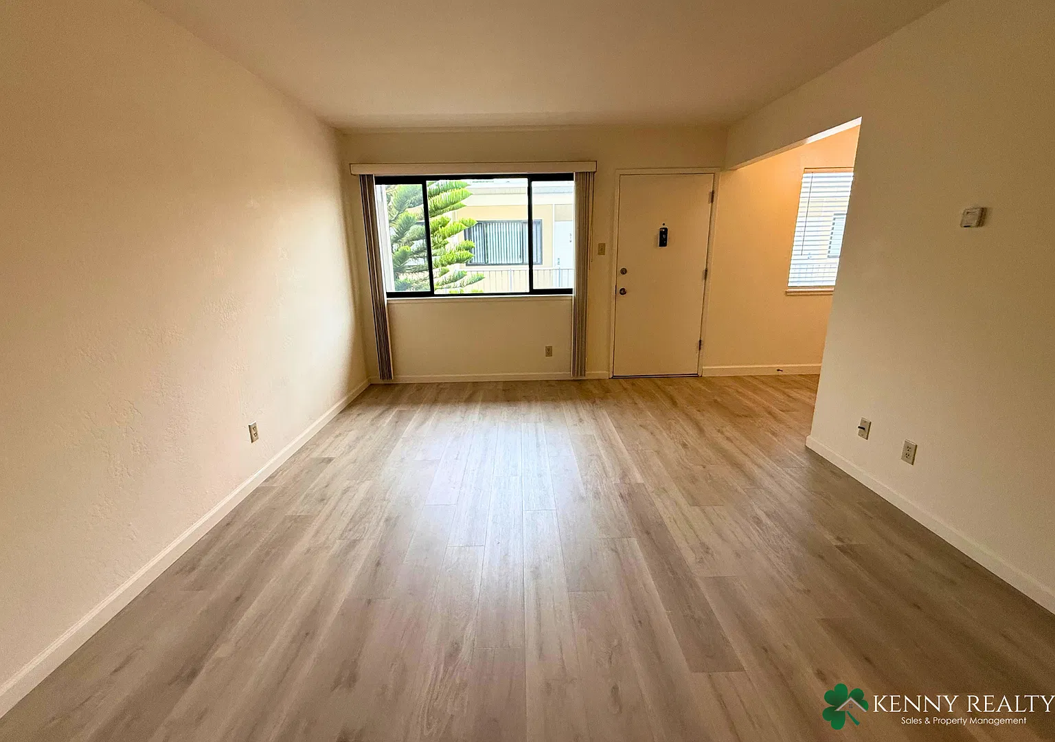 855 Commercial — Photo 4