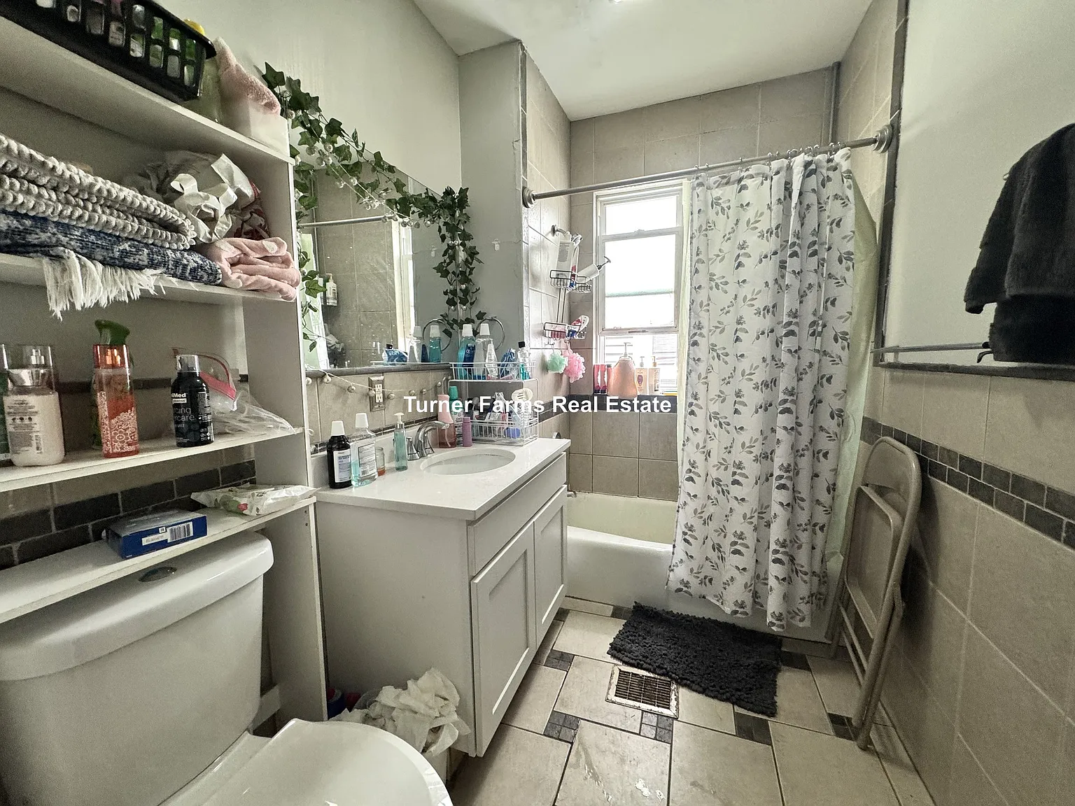 4 bed, 1.5 bath, 9999 sqft, $3,500 — Photo 2
