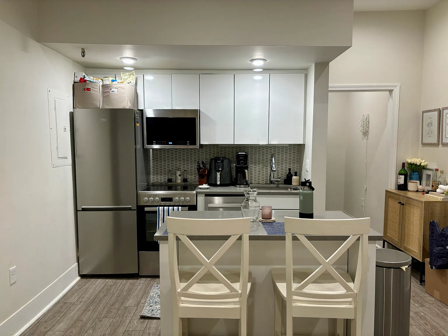 2 bed, 1.0 bath, $3,900 — Photo 1