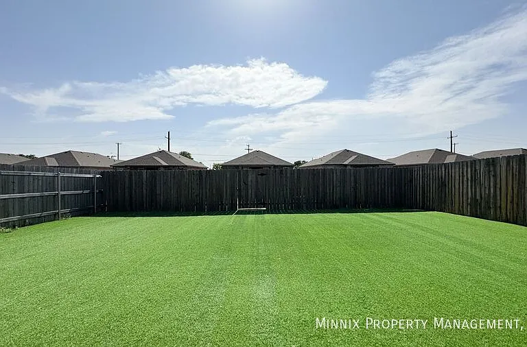 2413 N Avenue O — Photo 25