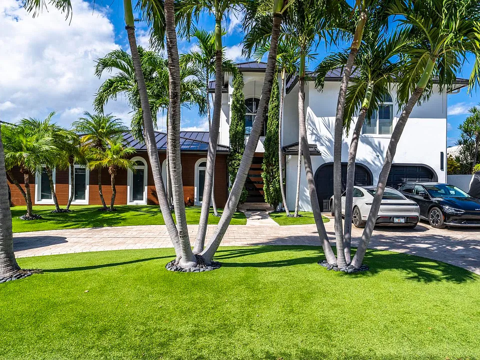 11 Castle Harbor Isle Dr