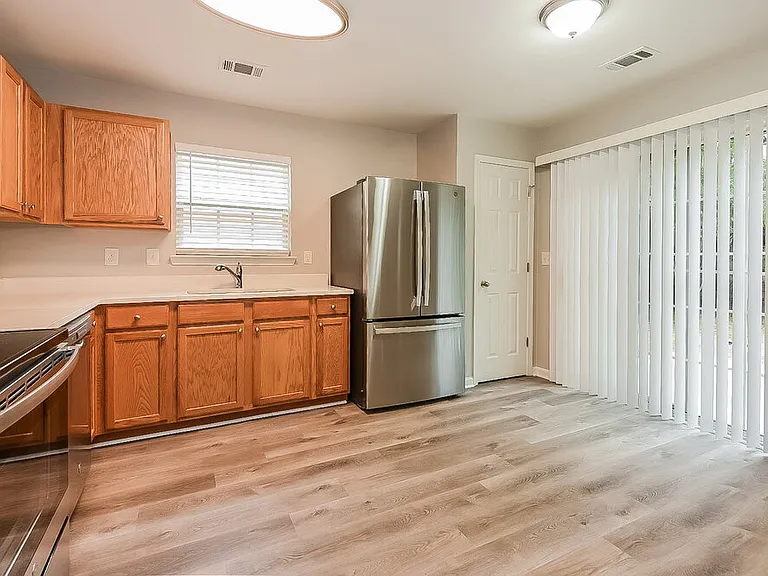 2495 Mayfair Dr — Photo 8