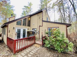 299 Fawn Lake Dr, Hawley, PA 18428