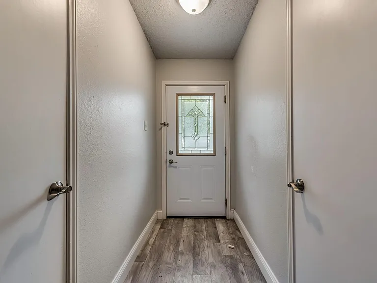 1002 Canary Ln — Photo 2