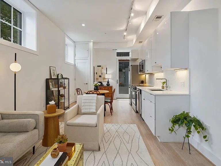 1211 G St SE #1 — Photo 9