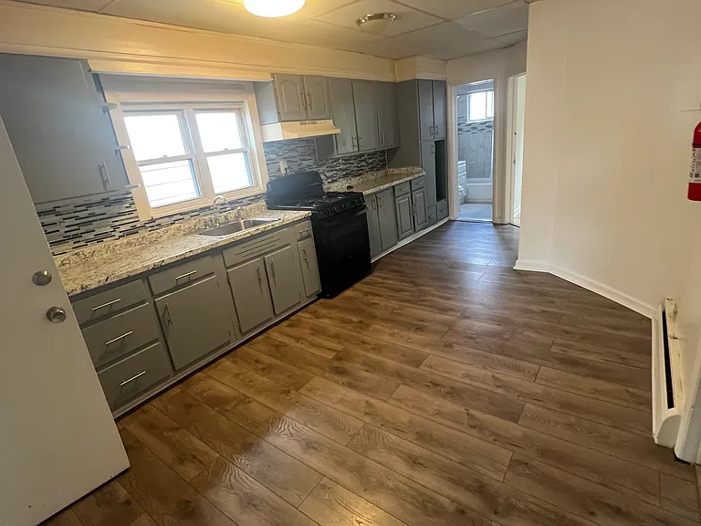 43 E 17th St #2 — Photo 8