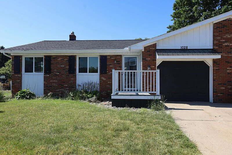 3 bed, 1.0 bath, 1736 sqft, $2,095 — Photo 1