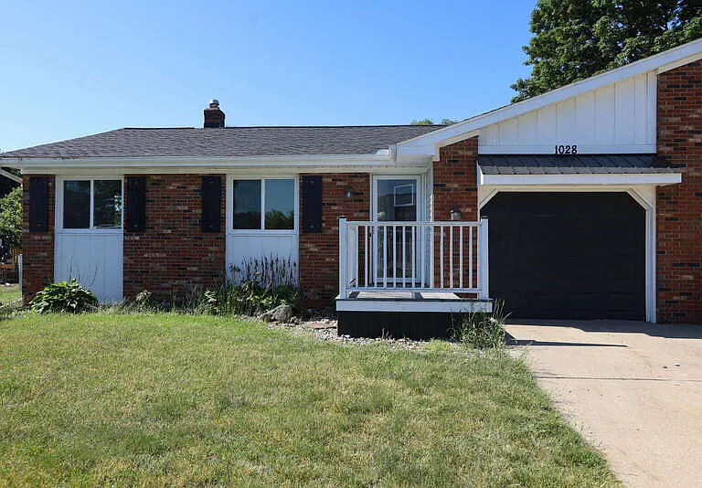 1028 Rosewood St — Photo 1