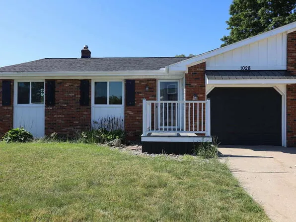 1028 Rosewood St, Jenison, MI 49428