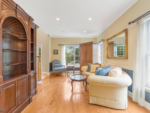 5th image of 6 Varnon Ct