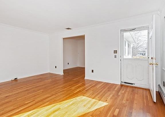 4th image of 16 Newfield Ct
