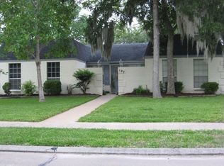 107 Spanish Moss Ln, Lake Jackson, TX 77566