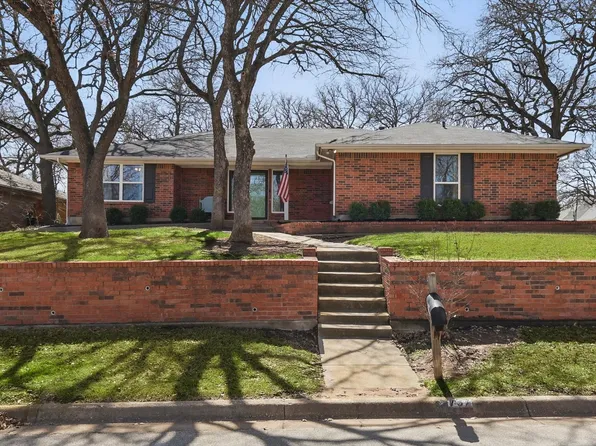 737 Highland Crest Dr, Hurst, TX 76054