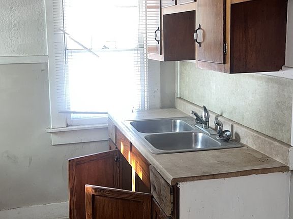 5th image of 231 W Grand Ave