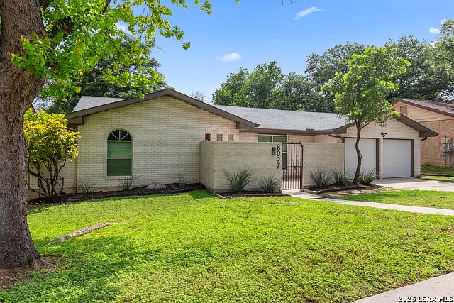 4 bed, 2.0 bath, 1611 sqft, $2,300 — Photo 2