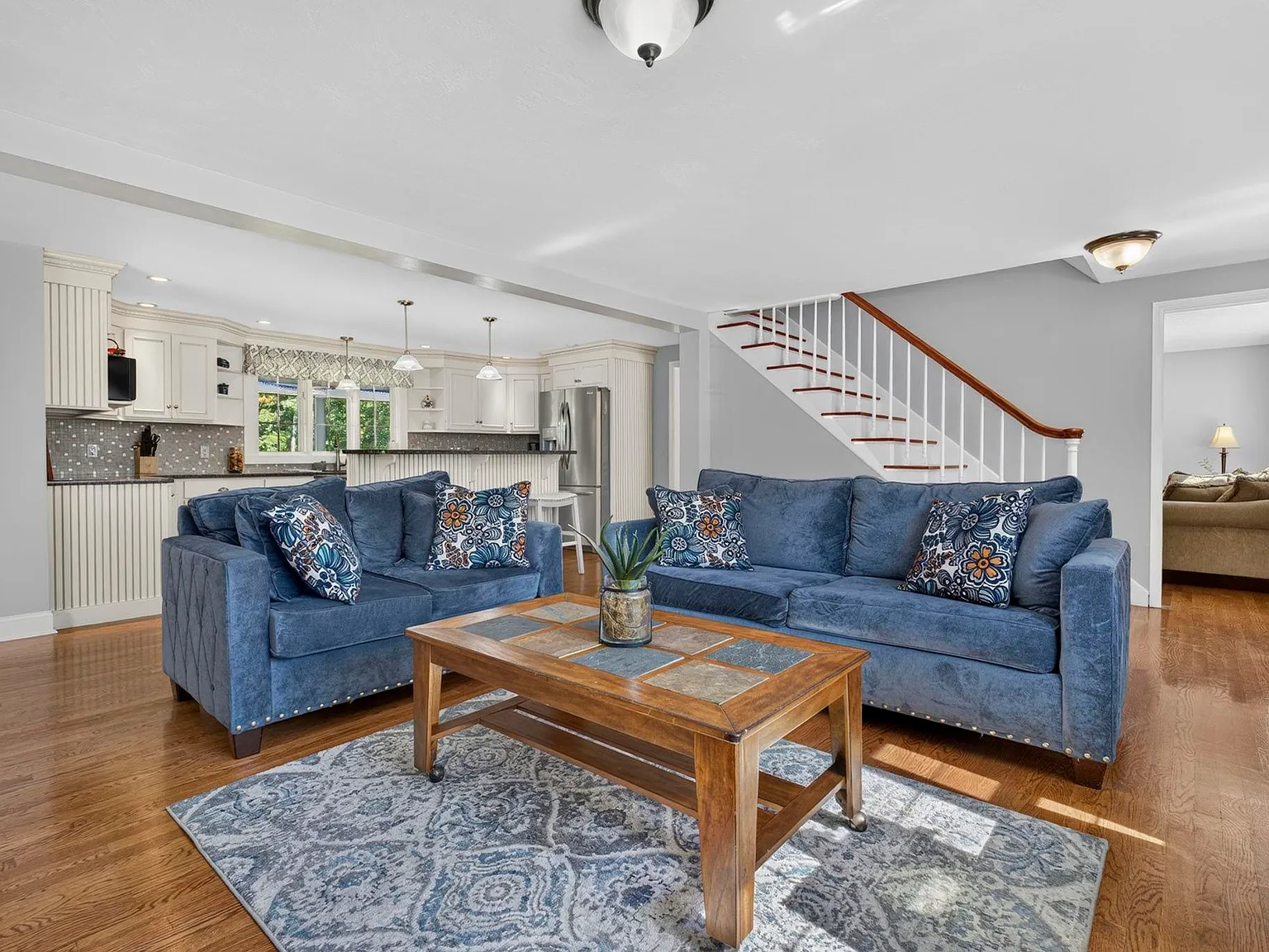 3 bed, 1.5 bath, 2715 sqft, $3,295 — Photo 2