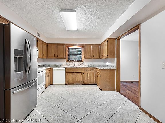 3rd image of 3132 Glen Flora Way
