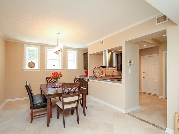 5th image of 910 Greenway Ct APT 1