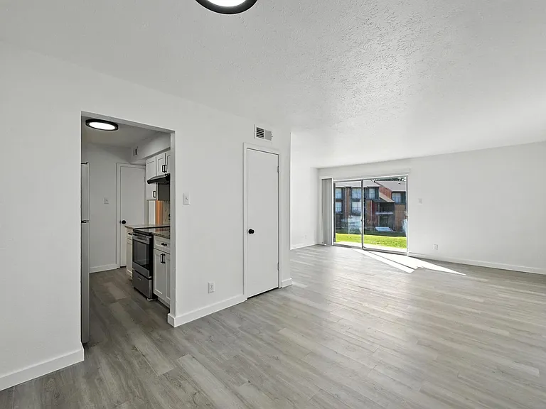 South Crest Apartments: All Bills Paid -Dazzling Dallas Apartments in Quiet Area! — Photo 7