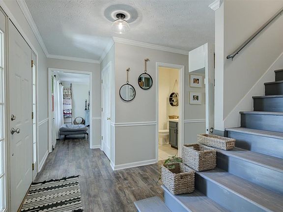 3rd image of 9913 Crestline Dr