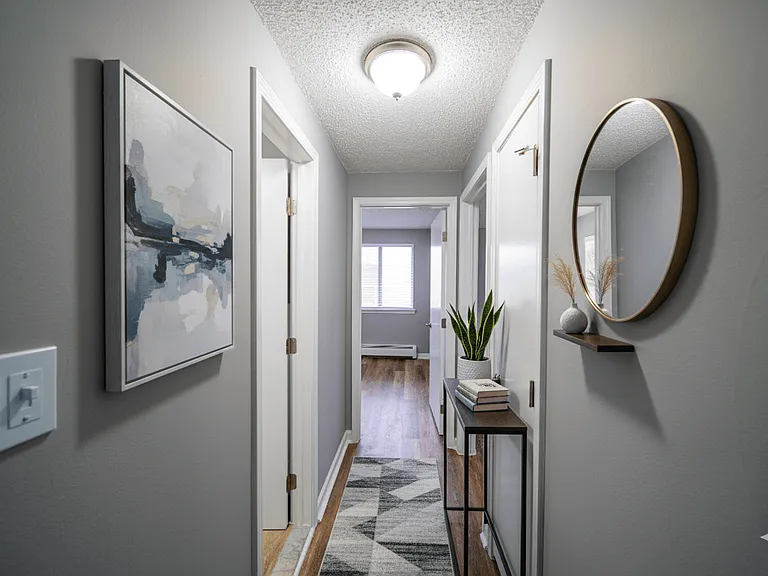 Lincoln Square Apartments — Photo 21