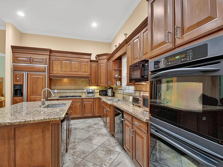 10247 Isle Wynd Ct — Photo 36