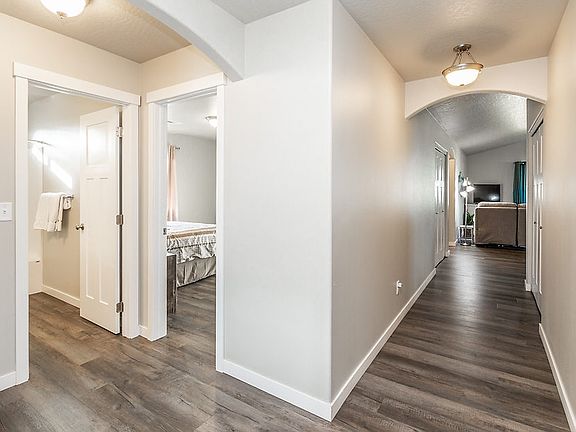 4th image of 222 S Glenbrook Ct