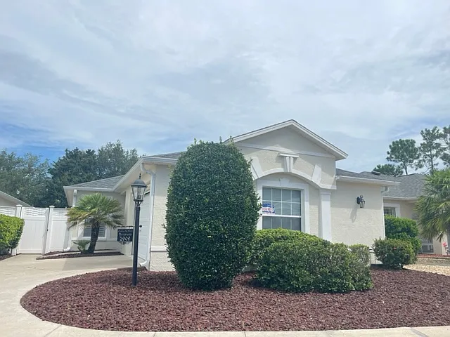 2909 Meadow Lawn Ln — Photo 1