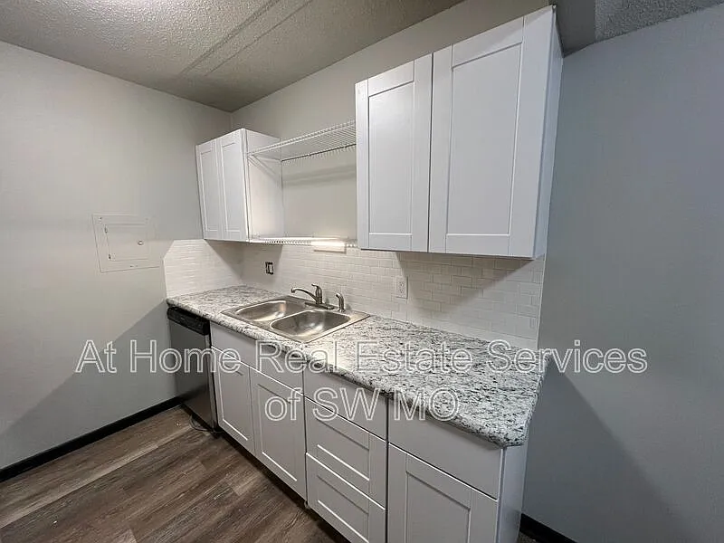 1242 E Cherry St — Photo 4