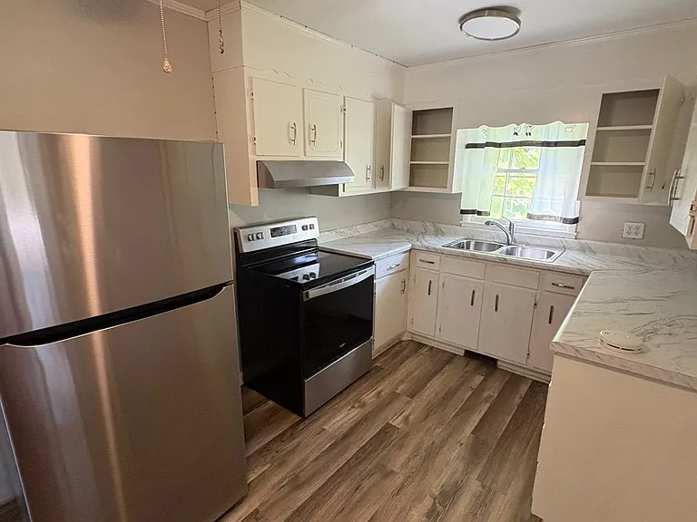 4322 Fairfax Dr — Photo 2