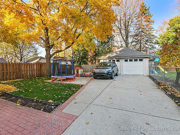 5th image of 2031 Wealthy St SE
