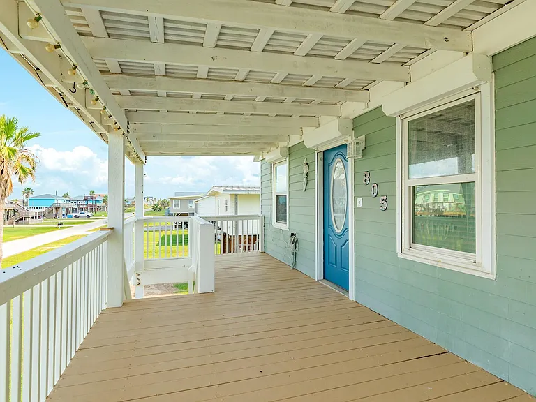 805 Seashell Dr — Photo 3