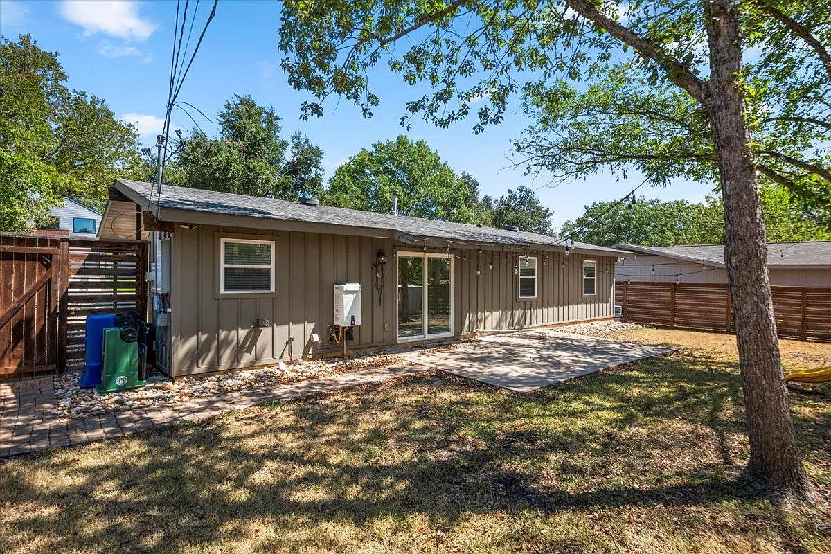 3 bed, 1.0 bath, 1014 sqft, $2,400 — Photo 4