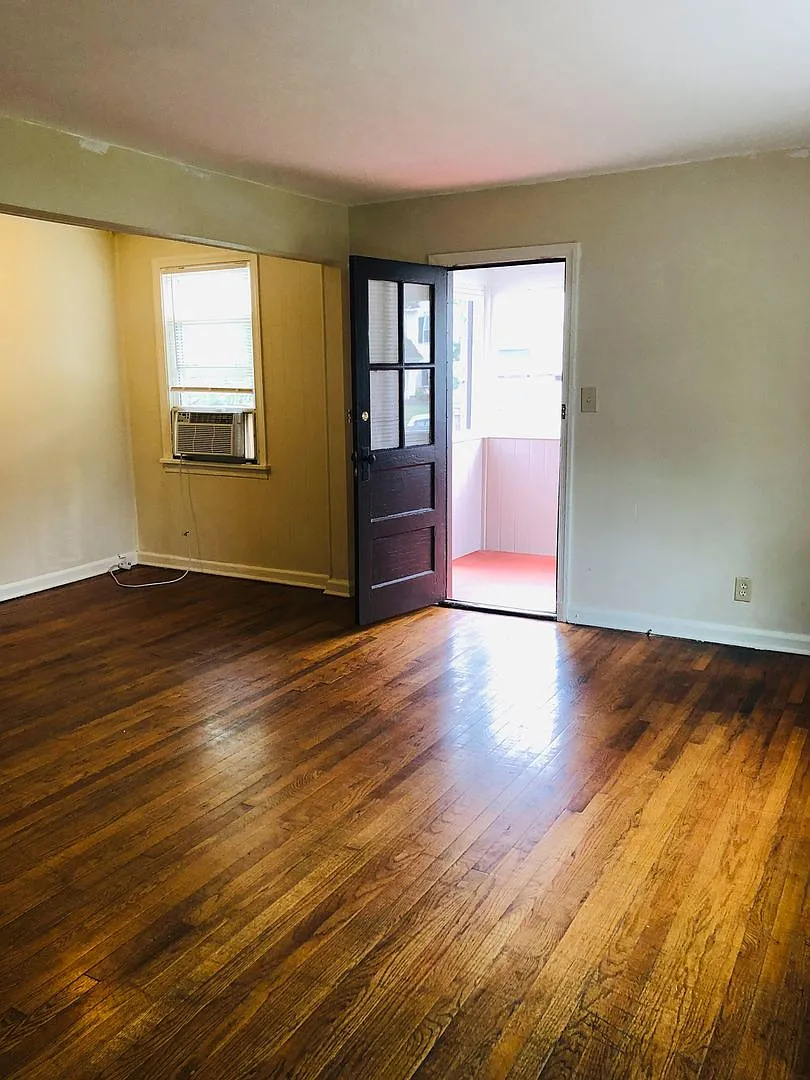 Adorable 3 bdrm/1 bath Home Located in Desirable West End! — Photo 4