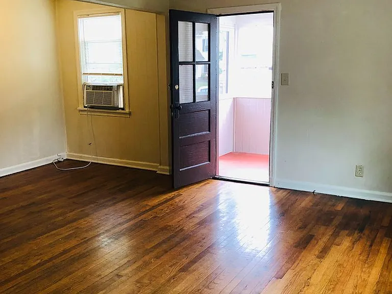 7010 Miami Ave — Photo 4
