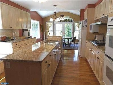 3rd image of 2001 Fairwood Ln